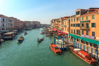 Venedik, İtalya - 15.03.2019: Canal Grande manzarası. Çeşitli tekneler 
