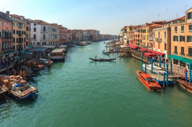 Venedik, İtalya - 15.03.2019: Canal Grande manzarası. Çeşitli tekneler 