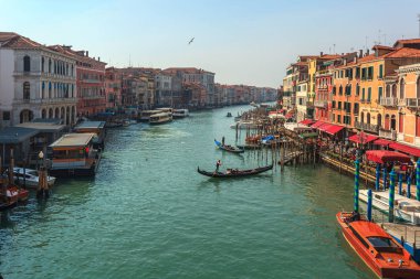 Venedik, İtalya - 15.03.2019: Canal Grande manzarası. Çeşitli tekneler 
