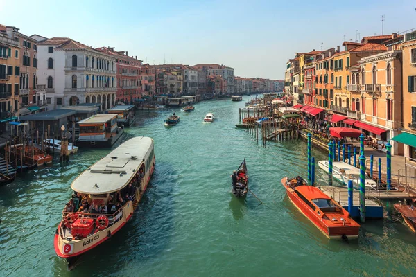 Venise, Italie - 15.03.2019 : Vue du Canal Grande. Divers bateaux — Photo