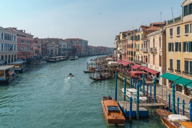 Venedik, İtalya - 15.03.2019: Canal Grande manzarası. Çeşitli tekneler 