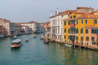 Venedik, İtalya - 15.03.2019: Canal Grande manzarası. Çeşitli tekneler 