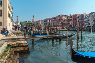 Venedik, İtalya - 15.03.2019: Canal Grande manzarası. Çeşitli tekneler 