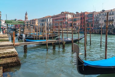 Venedik, İtalya - 15.03.2019: Canal Grande manzarası. Çeşitli tekneler 