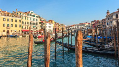 Venedik, İtalya - 15.03.2019: Canal Grande manzarası. Çeşitli tekneler 
