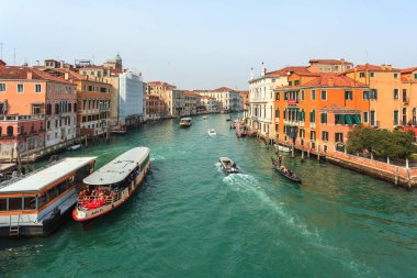 Venedik, İtalya - 15.03.2019: Canal Grande manzarası. Çeşitli tekneler 
