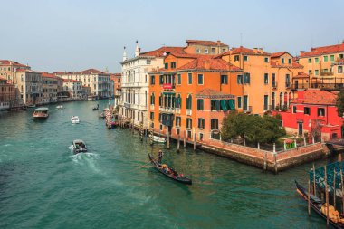 Venedik, İtalya - 15.03.2019: Canal Grande manzarası. Çeşitli tekneler 