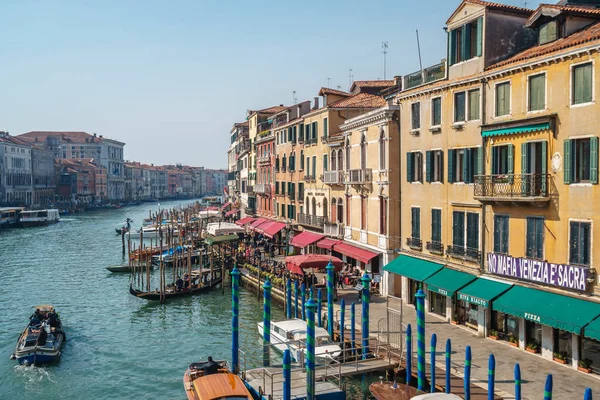 Venedik, İtalya - 15.03.2019: Canal Grande manzarası. Çeşitli tekneler 
