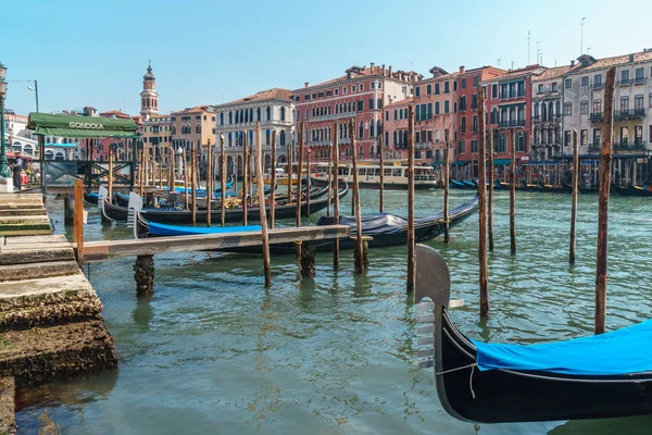 Venedik, İtalya - 15.03.2019: Canal Grande manzarası. Çeşitli tekneler 