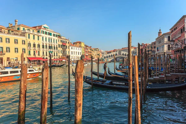 Venedik, İtalya - 15.03.2019: Canal Grande manzarası. Çeşitli tekneler 