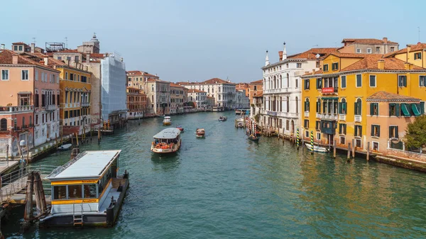 Venedik, İtalya - 15.03.2019: Canal Grande manzarası. Çeşitli tekneler 