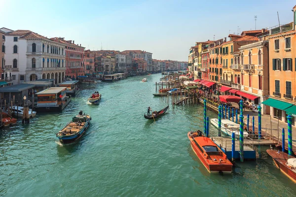 Venedik, İtalya - 15.03.2019: Canal Grande manzarası. Çeşitli tekneler 