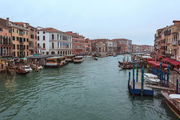Venedik, İtalya - 15.03.2019: Canal Grande manzarası. Çeşitli tekneler 