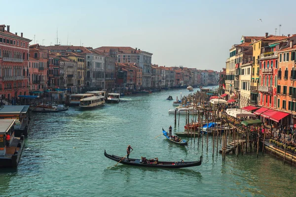 Venedik, İtalya - 15.03.2019: Canal Grande manzarası. Çeşitli tekneler 