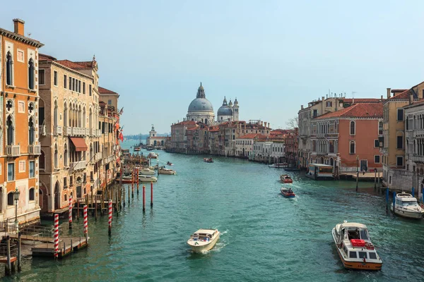 Venedik, İtalya - 15.03.2019: Canal Grande manzarası. Çeşitli tekneler 