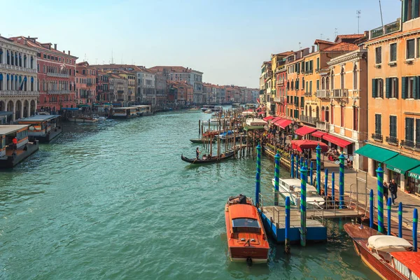 Venedik, İtalya - 15.03.2019: Canal Grande manzarası. Çeşitli tekneler 