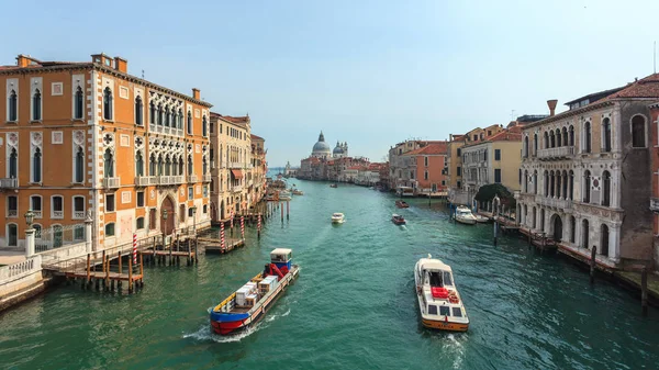 Venise, Italie - 15.03.2019 : Vue du Canal Grande. Divers bateaux — Photo