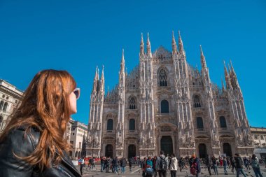 Milano, İtalya - 13.03.2019: Duomo di M önünde güzel kız