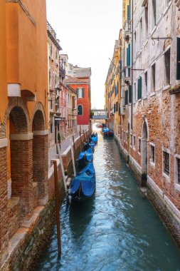 Venedik, İtalya - 13.03.2019: Gondollarlı Venedik kanalı ve onun