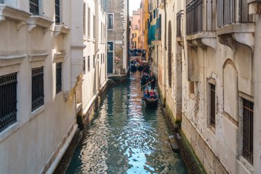 Venedik, İtalya - 13.03.2019: Gondollarlı Venedik kanalı ve onun