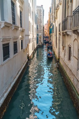 Venedik, İtalya - 13.03.2019: Gondollarlı Venedik kanalı ve onun