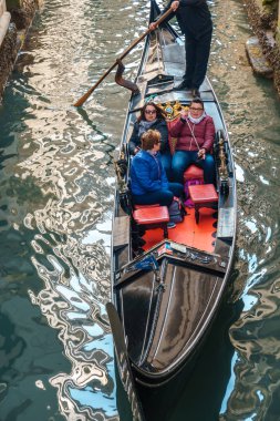 Venedik, İtalya - 13.03.2019: Gondollarlı Venedik kanalı ve onun