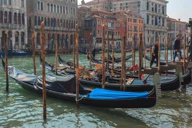 Venedik, İtalya - 13.03.2019: Gondollarlı Venedik kanalı ve onun