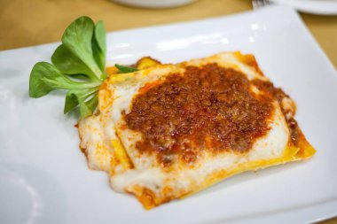 Lazanya salata ile beyaz bir tabak tabaktabak tabaktabak tabaktabak tabaktabak tabaktabak tabaktabak tabaktabak tabaktabak tabaktabak tabaktabak tabaktabak tabaktabak tabaktabak tabak İtalyan yemekleri.