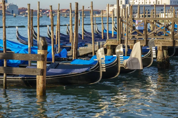 Venedig, Italien - 13.03.2019: venezianischer Kanal mit Gondeln und seinen — Stockfoto