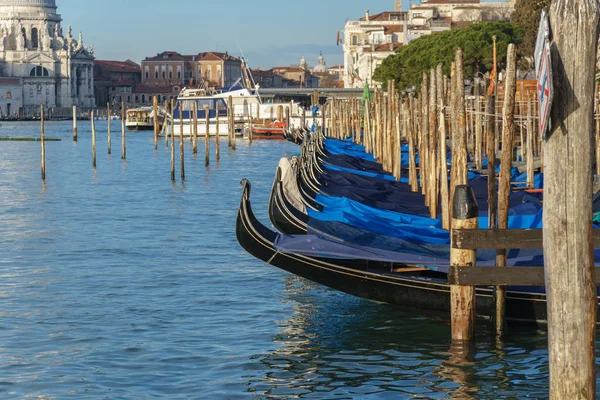Венеція, Італія-13.03.2019: Венеційський канал з гондоми та його — стокове фото