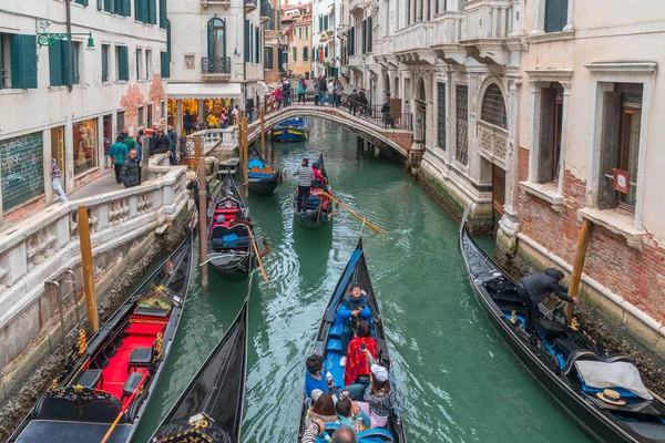 Venise, Italie - 13.03.2019 : Canal vénitien avec gondoles et son — Photo