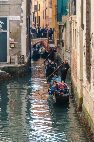 Венеция, Италия - 13.03.2019: Венецианский канал с гондолами и его — стоковое фото