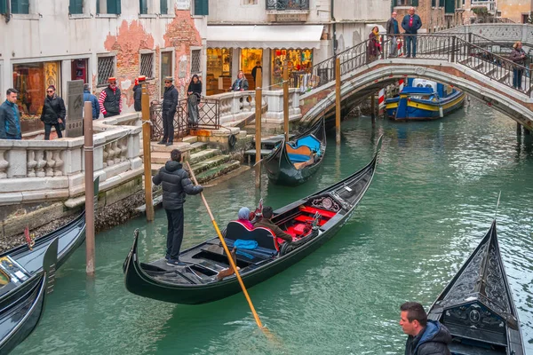 Венеція, Італія-13.03.2019: Венеційський канал з гондоми та його — стокове фото