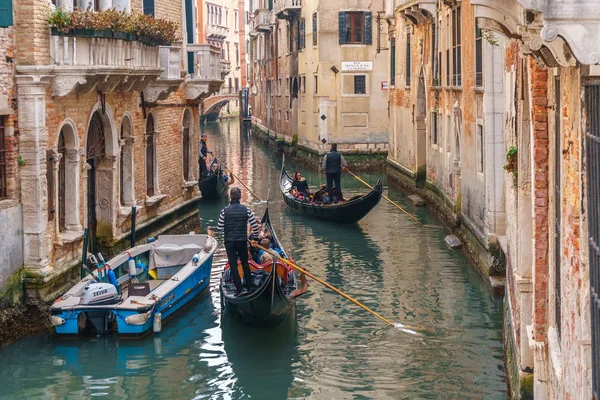 Venice, Olaszország-13.03.2019: velencei csatorna gondolák és a — Stock Fotó