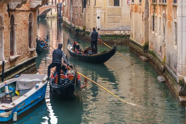 Venise, Italie - 13.03.2019 : Canal vénitien avec gondoles et son — Photo