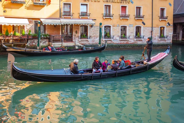 Venice, Olaszország-13.03.2019: velencei csatorna gondolák és a — Stock Fotó