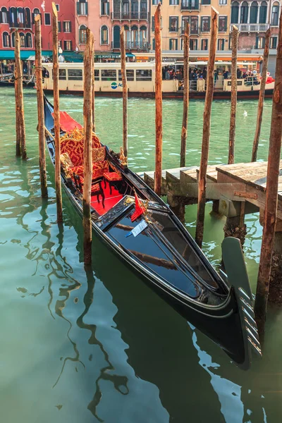 Venice, Olaszország-13.03.2019: velencei csatorna gondolák és a — Stock Fotó