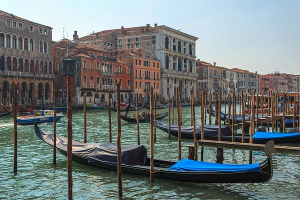 Venise, Italie - 13.03.2019 : Canal vénitien avec gondoles et son — Photo