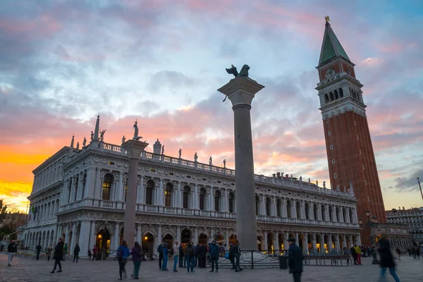 Benátky, Itálie-13.03.2019: zvonice je jedním z nejuznánějších — Stock fotografie