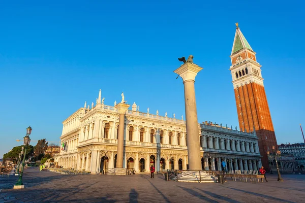 Benátky, Itálie-13.03.2019: zvonice je jedním z nejuznánějších — Stock fotografie