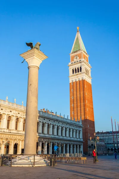 Venedig, Italien - 13.03.2019: Glockenturm ist einer der bekanntesten — Stockfoto