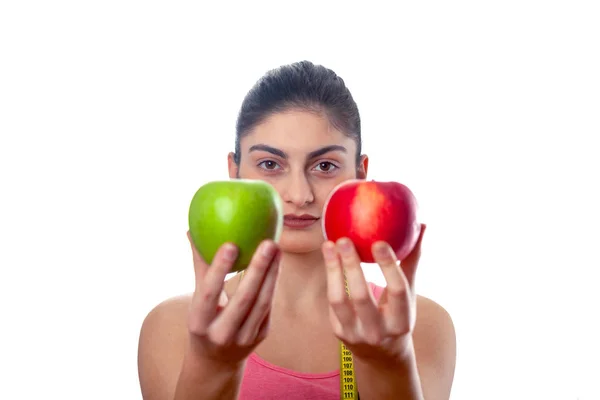 Menina saudável bonita jovem com maçã e medida. Dieta. Isola — Fotografia de Stock