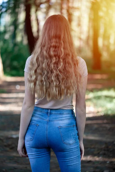 공원에서 아름 다운 금발의 소녀입니다. 뒤에서 초상화. — 스톡 사진