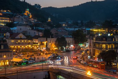 Tiflis, Gürcistan - 30.08.2018: Metekhi b'nin güzel gece manzarası