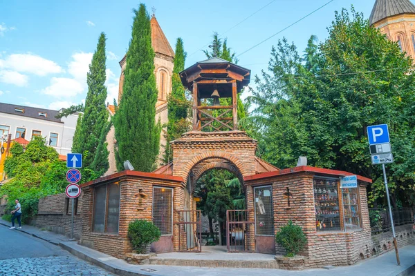 Tiflis, Gürcistan - 30.08.2018: Ortodoks kilisesinin girişi i