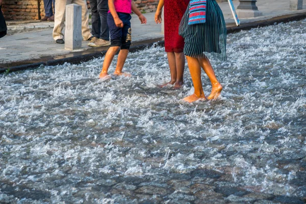 Tiflis, Gürcistan - 30.08.2018: Çakıl kaldırımda oynayan çocuklar — Stok fotoğraf