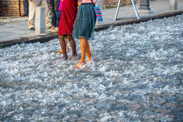 Tiflis, Gürcistan - 30.08.2018: Çakıl kaldırımda oynayan çocuklar — Stok fotoğraf