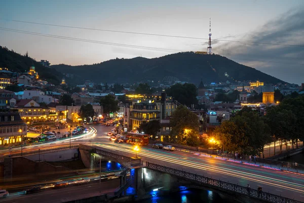 Tiflis, Gürcistan - 30.08.2018: Metekhi b'nin güzel gece manzarası