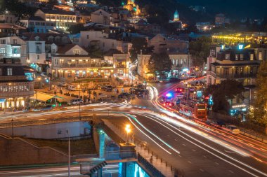 Tiflis, Gürcistan - 30.08.2018: Metekhi b'nin güzel gece manzarası
