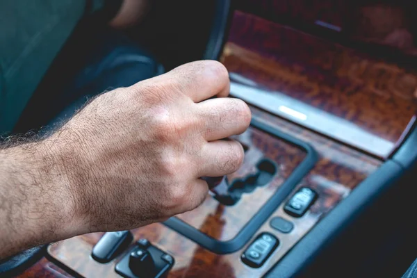 Motorista mão segurando transmissão automática no carro. Mão masculina — Fotografia de Stock